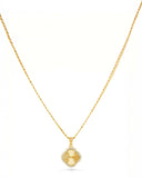 Charm de trébol con guilloché pavé